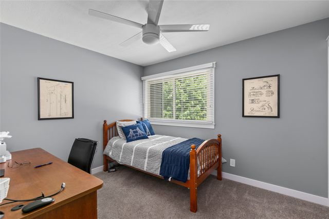7900 Roseland Drive, Urbandale, IA 50322