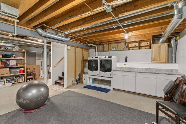 7900 Roseland Drive, Urbandale, IA 50322