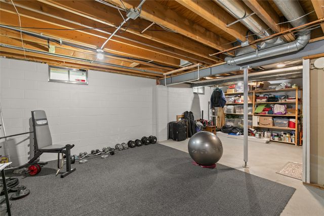 7900 Roseland Drive, Urbandale, IA 50322