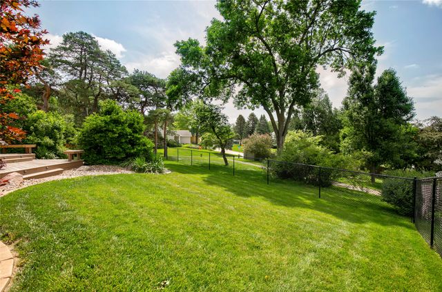 7900 Roseland Drive, Urbandale, IA 50322