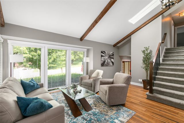 7900 Roseland Drive, Urbandale, IA 50322