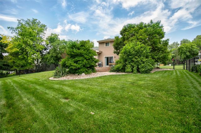 7900 Roseland Drive, Urbandale, IA 50322