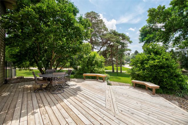 7900 Roseland Drive, Urbandale, IA 50322