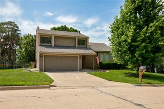 7900 Roseland Drive, Urbandale, IA 50322