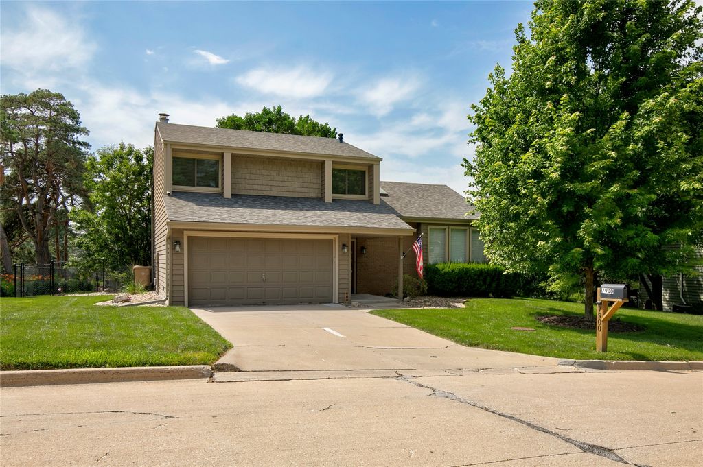 7900 Roseland Drive, Urbandale, IA 50322