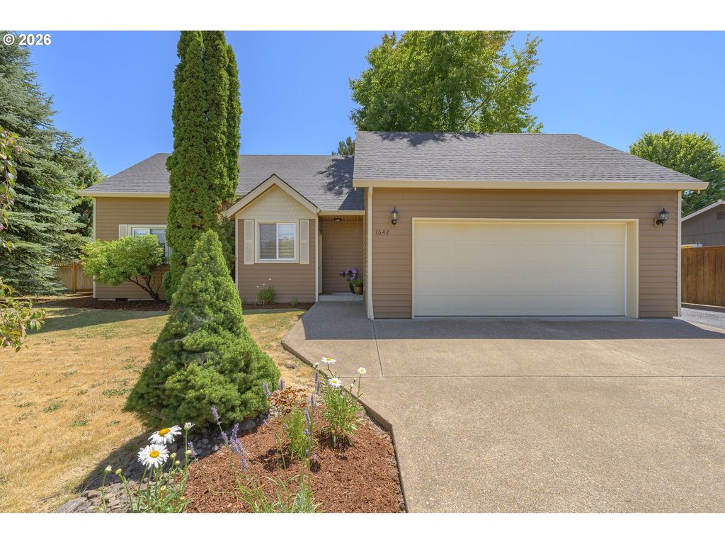 Image 1 of property listing at 1642 Sw TAMARACK St, Mc Minnville, OR 97128