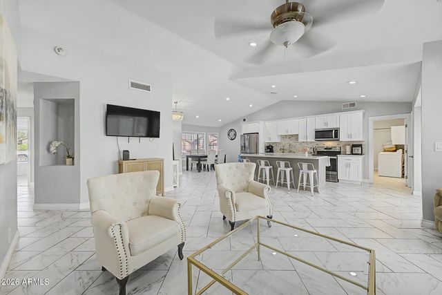 8740 W KEIM Drive, Glendale, AZ 85305