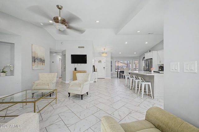 8740 W KEIM Drive, Glendale, AZ 85305