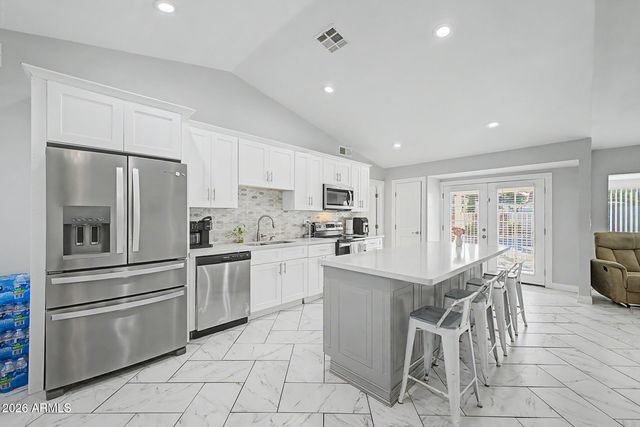 8740 W KEIM Drive, Glendale, AZ 85305