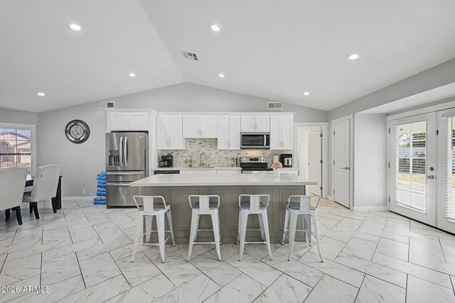 8740 W KEIM Drive, Glendale, AZ 85305