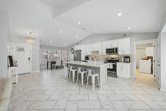 8740 W KEIM Drive, Glendale, AZ 85305
