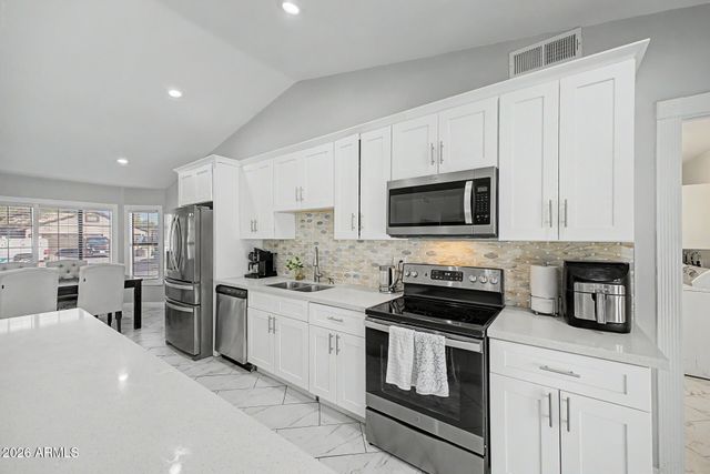 8740 W KEIM Drive, Glendale, AZ 85305