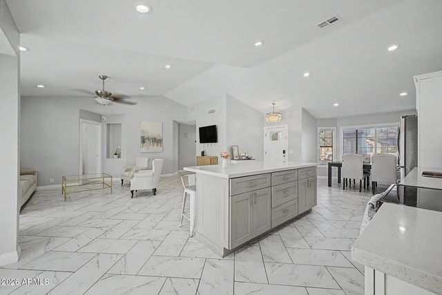 8740 W KEIM Drive, Glendale, AZ 85305