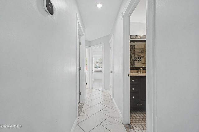 8740 W KEIM Drive, Glendale, AZ 85305