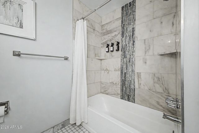 8740 W KEIM Drive, Glendale, AZ 85305