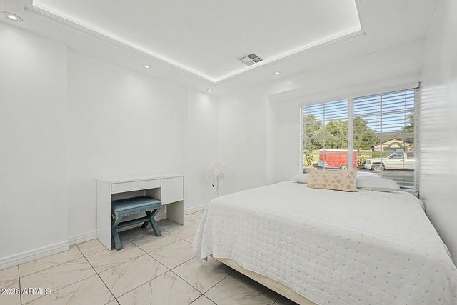 8740 W KEIM Drive, Glendale, AZ 85305