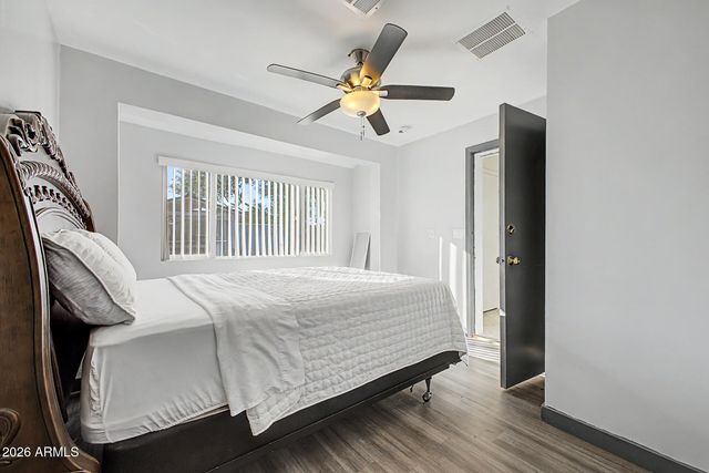 8740 W KEIM Drive, Glendale, AZ 85305