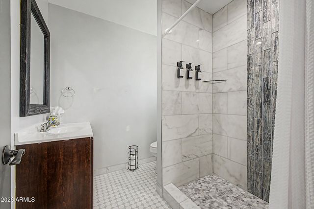 8740 W KEIM Drive, Glendale, AZ 85305