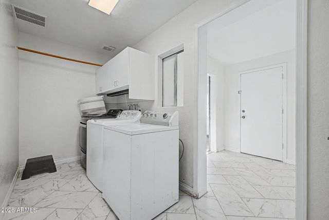 8740 W KEIM Drive, Glendale, AZ 85305
