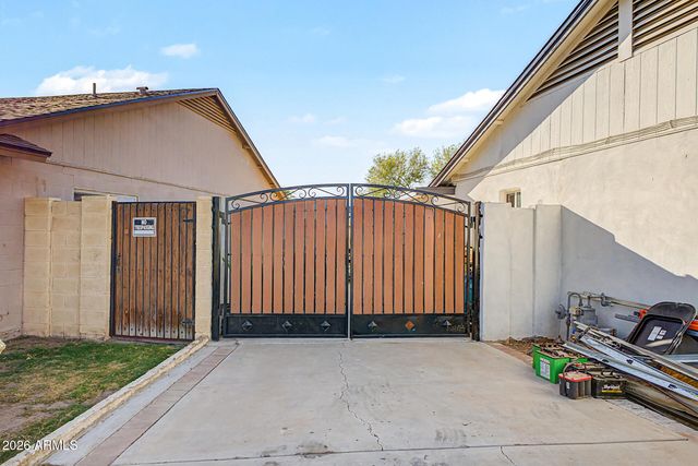 8740 W KEIM Drive, Glendale, AZ 85305