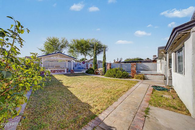 8740 W KEIM Drive, Glendale, AZ 85305