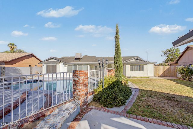 8740 W KEIM Drive, Glendale, AZ 85305