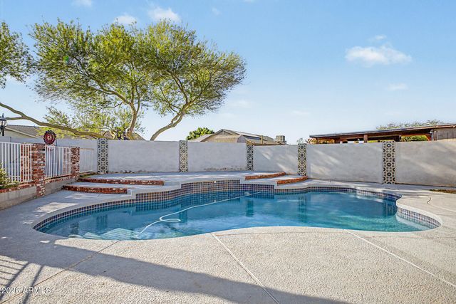 8740 W KEIM Drive, Glendale, AZ 85305