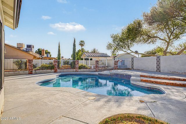 8740 W KEIM Drive, Glendale, AZ 85305