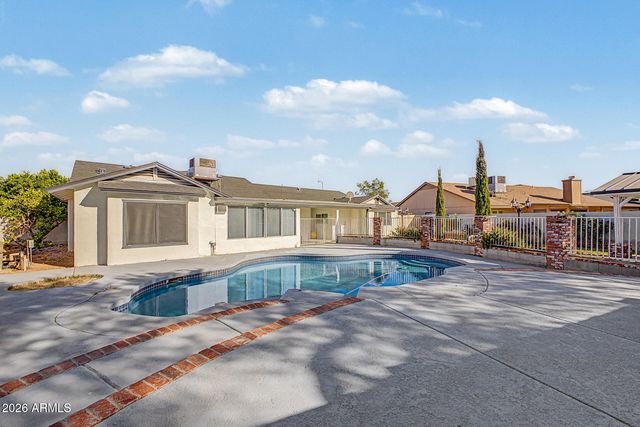 8740 W KEIM Drive, Glendale, AZ 85305