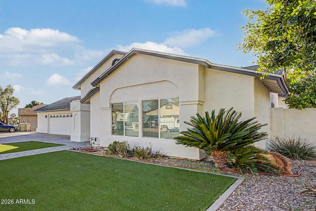 8740 W KEIM Drive, Glendale, AZ 85305