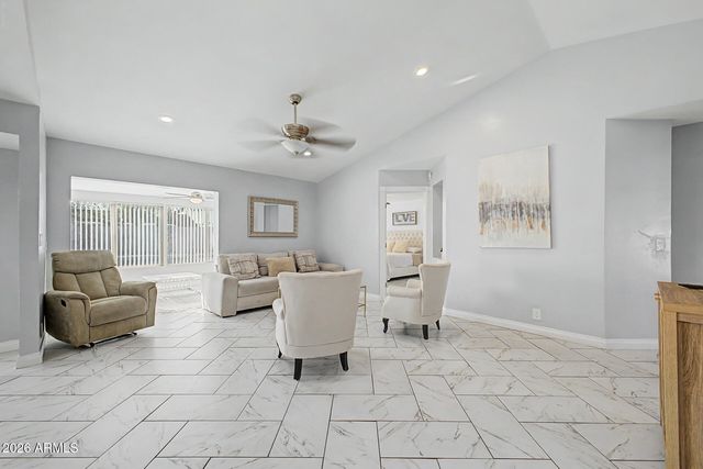 8740 W KEIM Drive, Glendale, AZ 85305