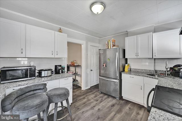 204 E AVON RD, Brookhaven, PA 19015