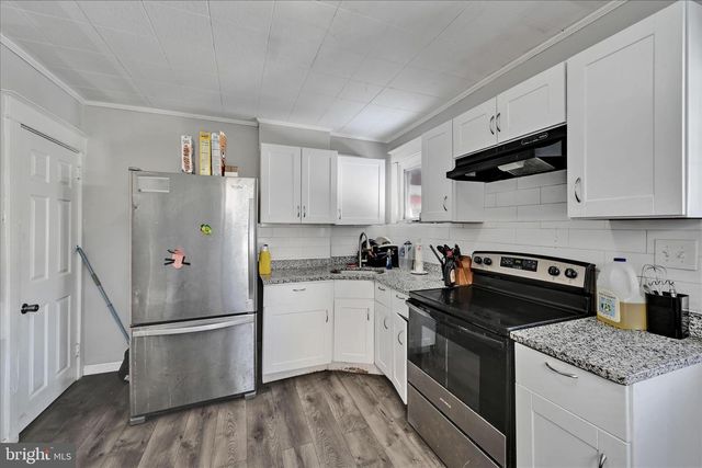 204 E AVON RD, Brookhaven, PA 19015