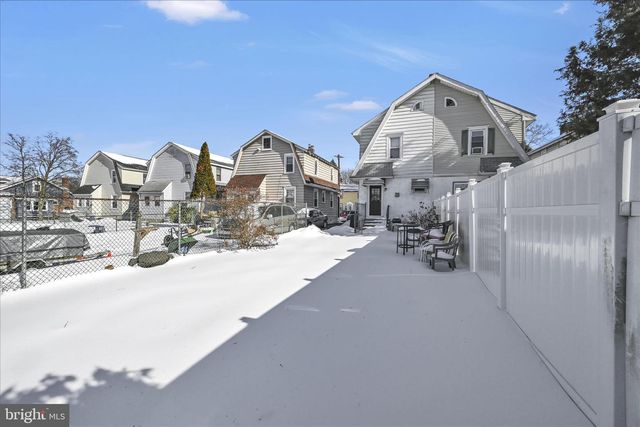 204 E AVON RD, Brookhaven, PA 19015