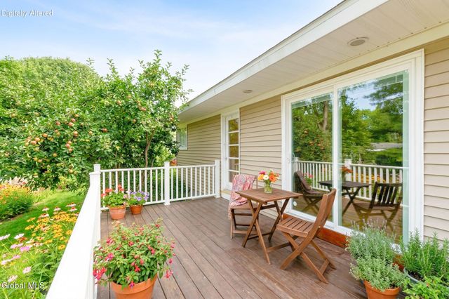 31 Freeman Road, Albany, NY 12208