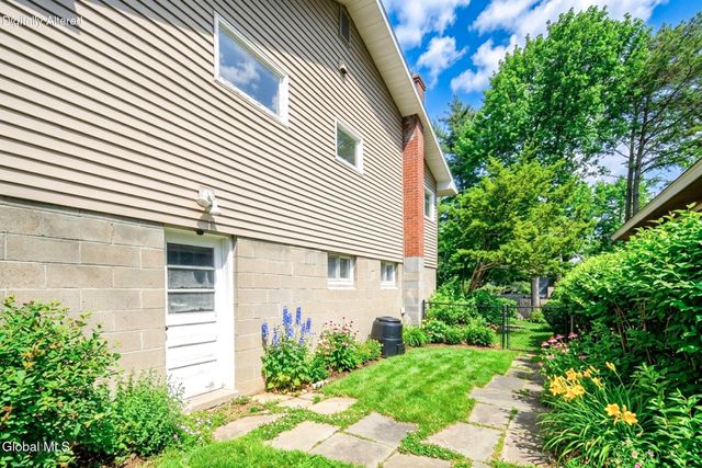 31 Freeman Road, Albany, NY 12208