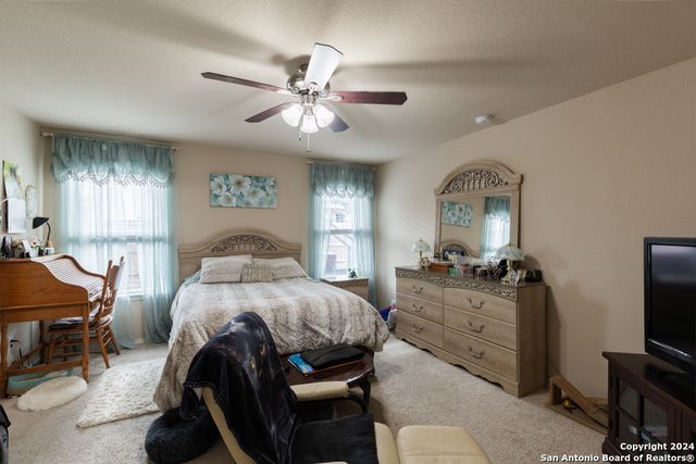 1009 SANDWELL CT, Seguin, TX 78155