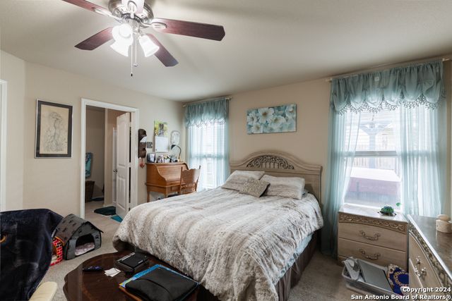 1009 SANDWELL CT, Seguin, TX 78155