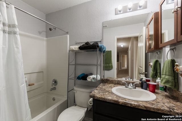 1009 SANDWELL CT, Seguin, TX 78155