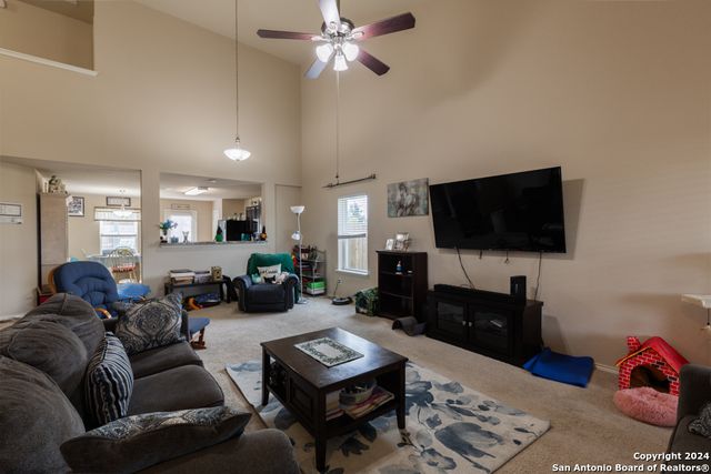 1009 SANDWELL CT, Seguin, TX 78155