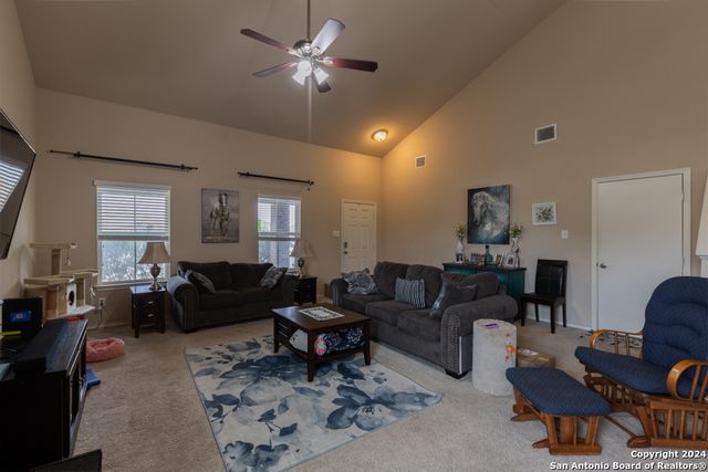 1009 SANDWELL CT, Seguin, TX 78155