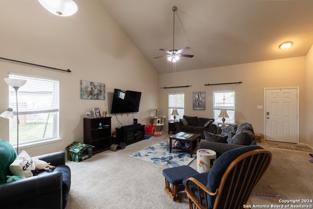 1009 SANDWELL CT, Seguin, TX 78155