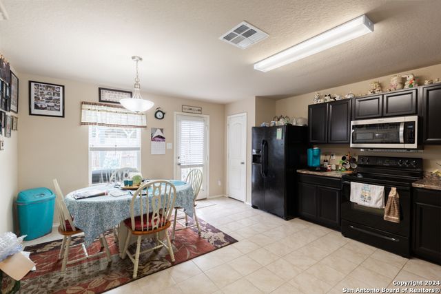 1009 SANDWELL CT, Seguin, TX 78155