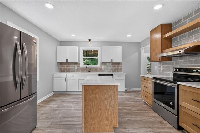 9310 NW 68th Street, Parkville, MO 64152