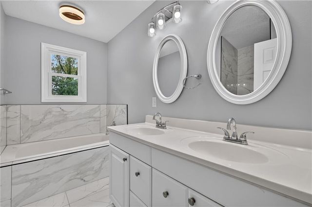 9310 NW 68th Street, Parkville, MO 64152
