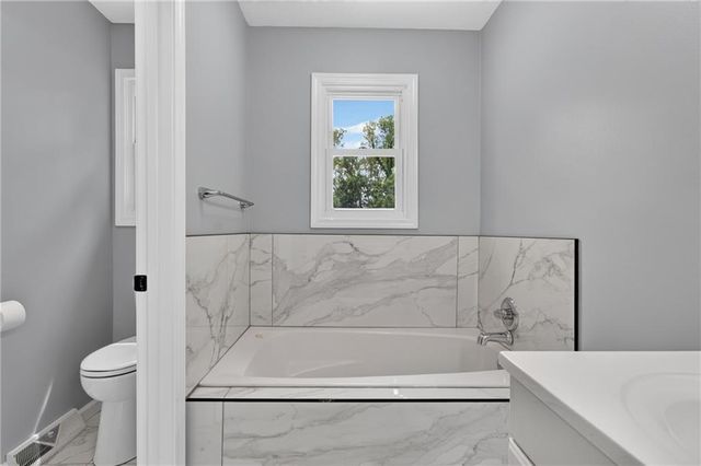 9310 NW 68th Street, Parkville, MO 64152