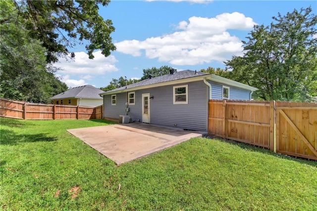 9310 NW 68th Street, Parkville, MO 64152