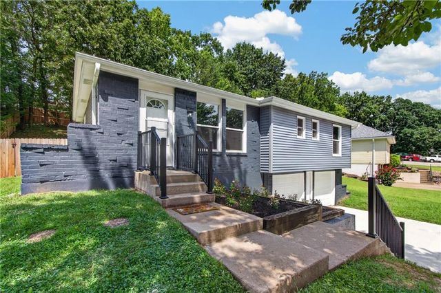 9310 NW 68th Street, Parkville, MO 64152
