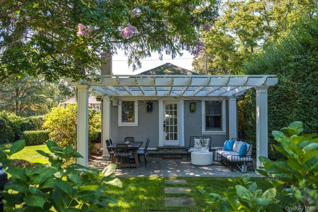 10 Henry Street, Southampton, NY 11968