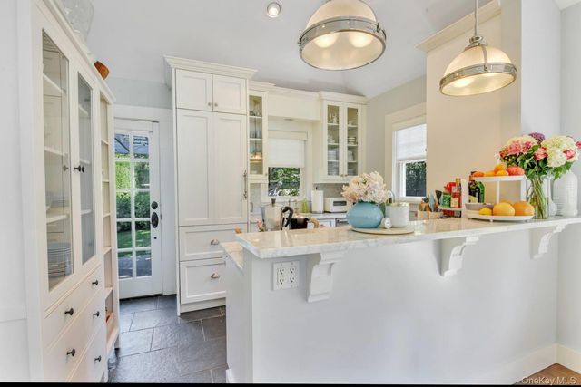 10 Henry Street, Southampton, NY 11968